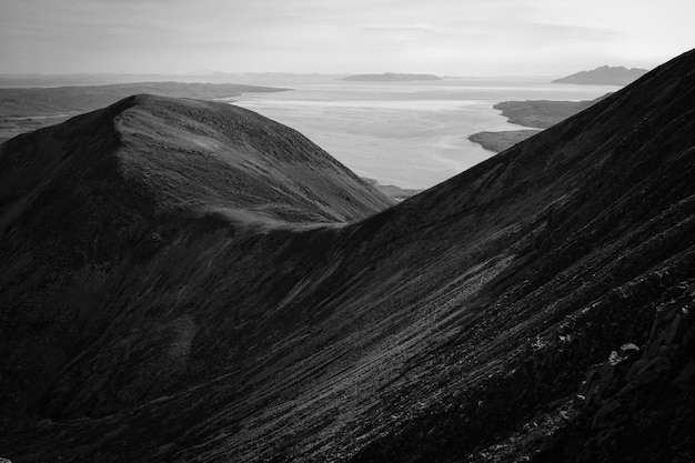 Paisaje de montañas en blanco y negro.