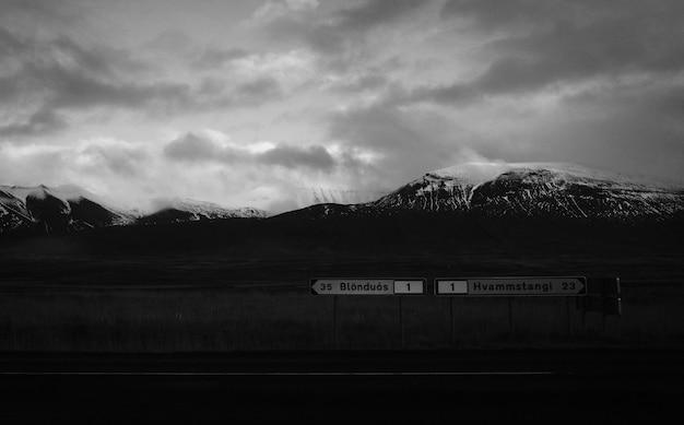 Paisaje de montañas en blanco y negro.