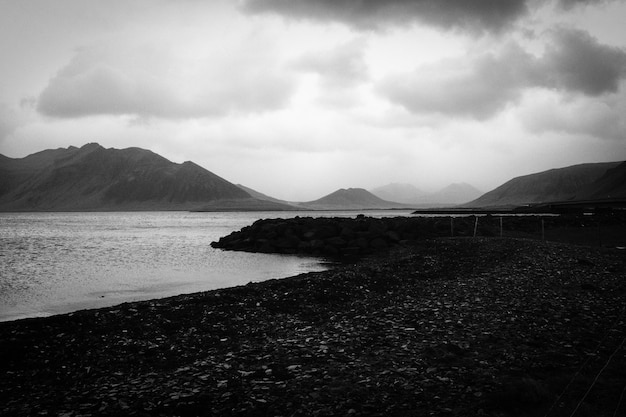 Paisaje de montañas en blanco y negro.