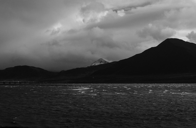 Paisaje de montañas en blanco y negro.