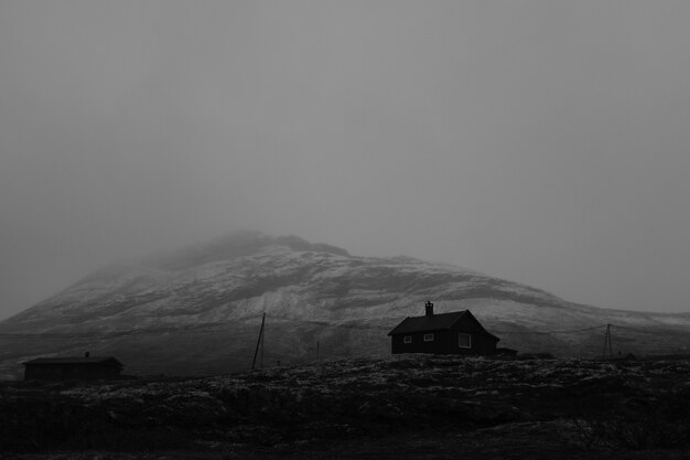 Paisaje de montañas en blanco y negro.