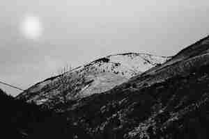 Foto gratuita paisaje de montañas en blanco y negro.