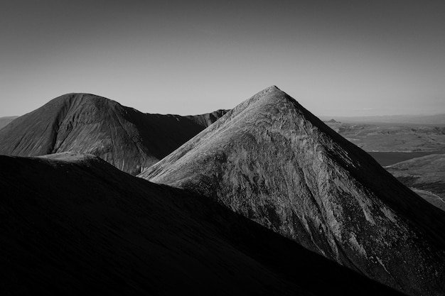 Paisaje de montañas en blanco y negro.
