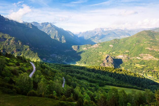 paisaje de las montañas del bosque. Pirineos