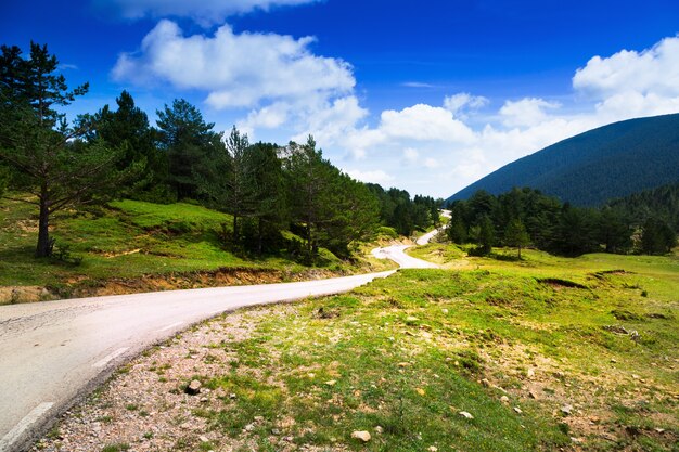 paisaje de montañas con carretera