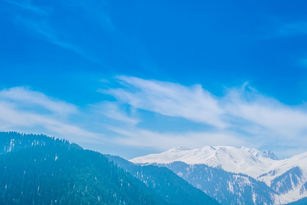 Paisaje de las montañas cubiertas de nieve hermoso estado de Cachemira, la India.