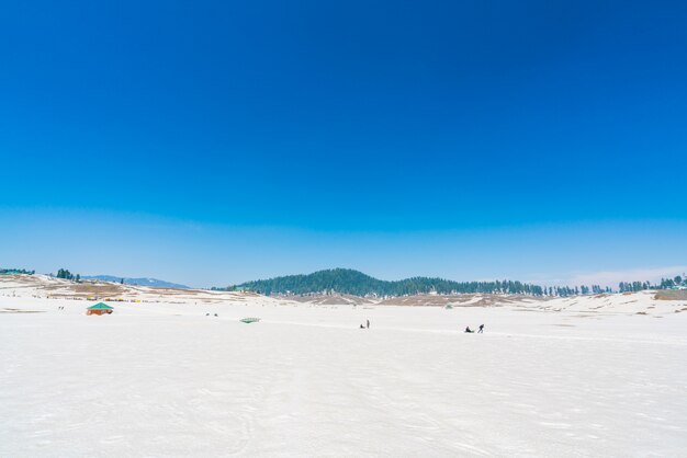 Paisaje de las montañas cubiertas de nieve hermoso estado de Cachemira, la India.