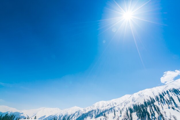 Paisaje de las montañas cubiertas de nieve hermoso estado de Cachemira, la India.