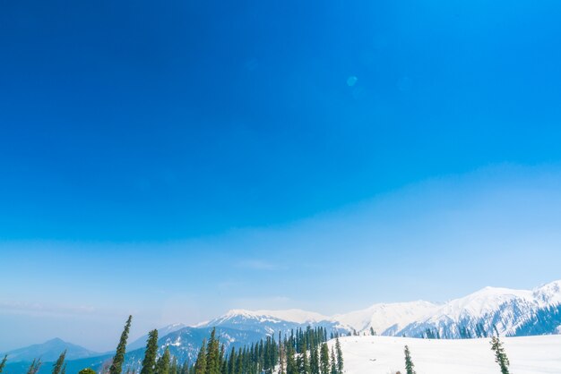 Paisaje de las montañas cubiertas de nieve hermoso estado de Cachemira, la India.