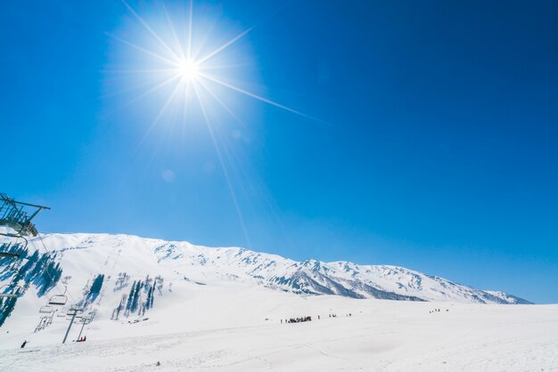 Paisaje de las montañas cubiertas de nieve hermoso estado de Cachemira, la India.