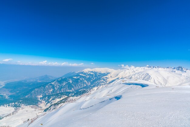 Paisaje de las montañas cubiertas de nieve hermoso estado de Cachemira, la India.