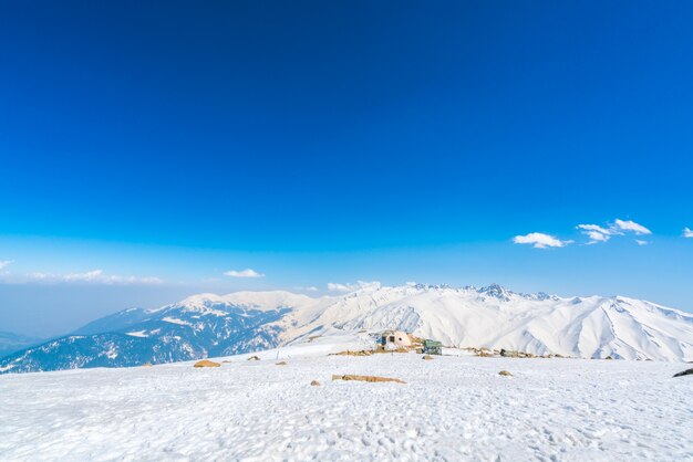 Paisaje de las montañas cubiertas de nieve hermoso estado de Cachemira, la India.