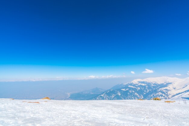 Paisaje de las montañas cubiertas de nieve hermoso estado de Cachemira, la India.