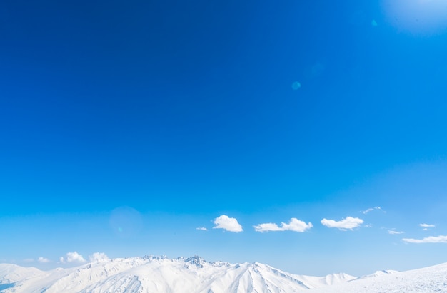 Paisaje de las montañas cubiertas de nieve hermoso estado de Cachemira, la India.