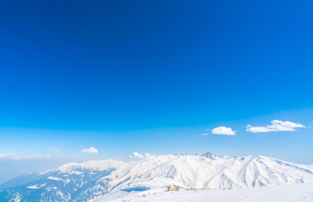 Paisaje de las montañas cubiertas de nieve hermoso estado de Cachemira, la India.