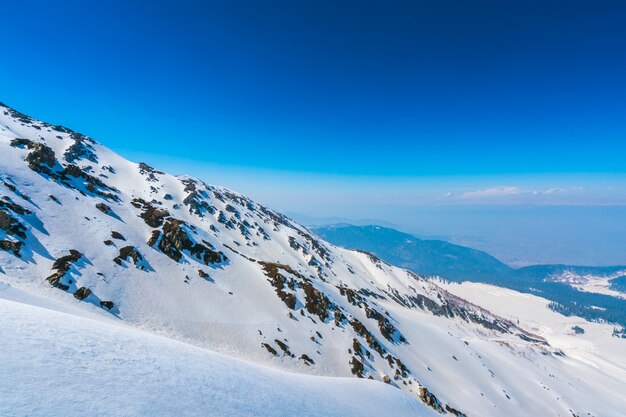 Paisaje de las montañas cubiertas de nieve hermoso estado de Cachemira, la India.