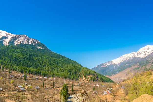 Paisaje de las montañas cubiertas de nieve hermoso estado de Cachemira, la India.