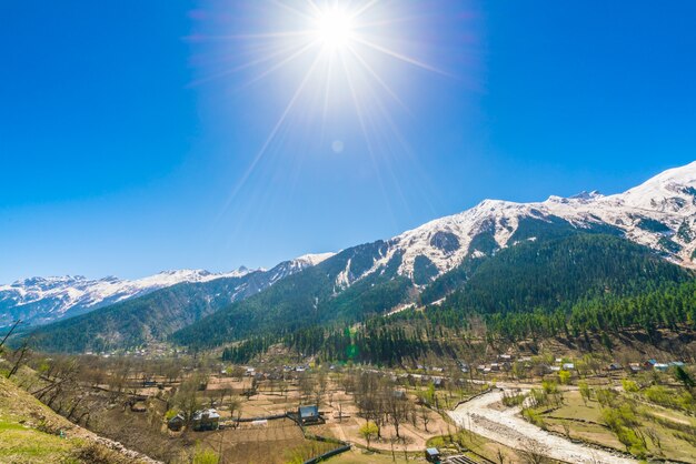 Paisaje de las montañas cubiertas de nieve hermoso estado de Cachemira, la India.