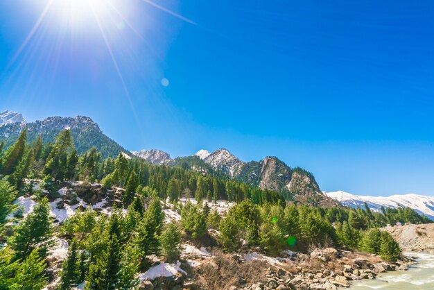 Paisaje de las montañas cubiertas de nieve hermoso estado de Cachemira, la India.