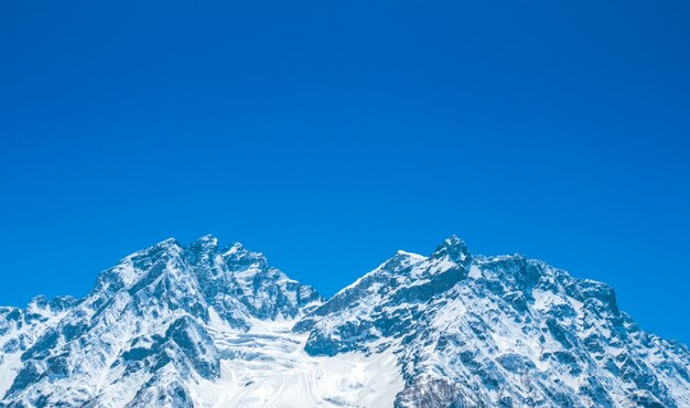 Paisaje de las montañas cubiertas de nieve hermoso estado de Cachemira, la India.