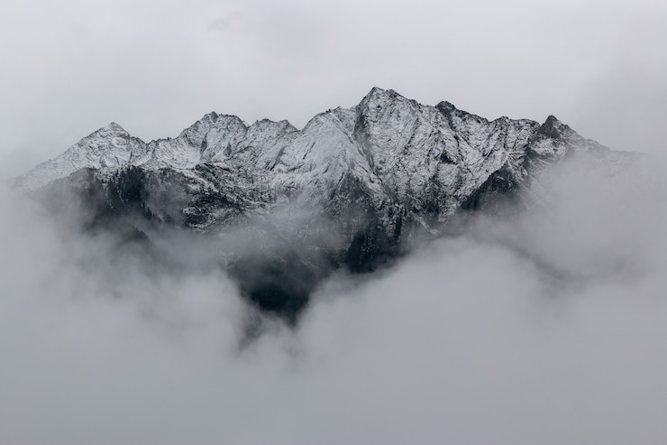 Foto gratuito paisaje de montañas cubiertas de nieve
