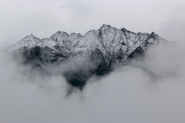 Paisaje de montañas cubiertas de nieve