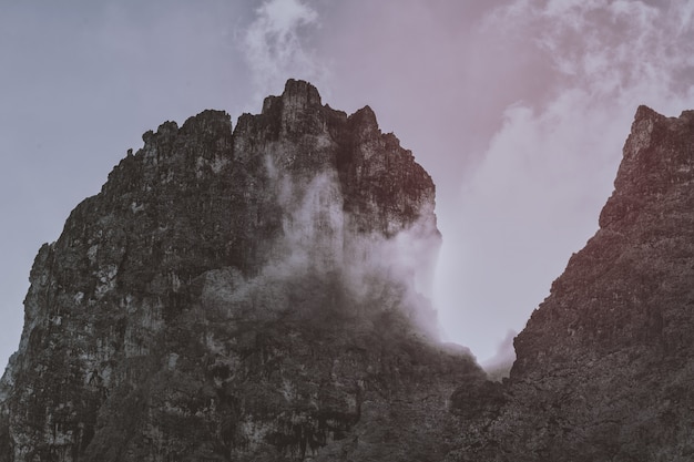 Foto gratuita paisaje de montañas negras