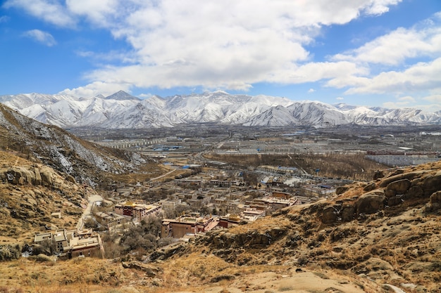 Paisaje con montañas nevadas