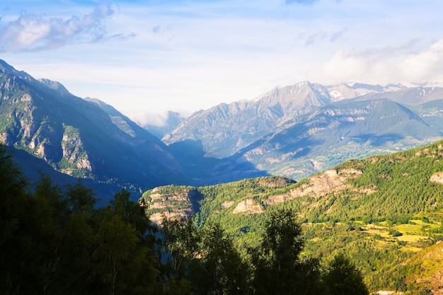 Foto gratuita paisaje de montañas con nieve en verano