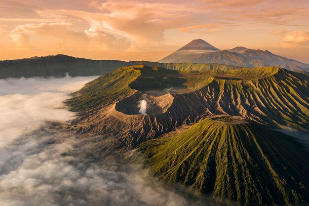 Paisaje de montañas nubladas al atardecer