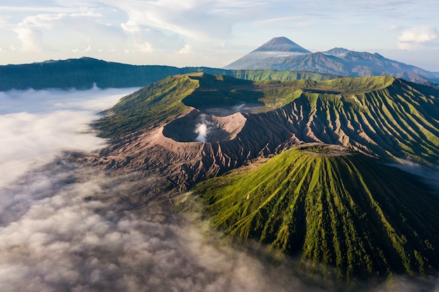 Foto gratuita paisaje de montañas nubladas