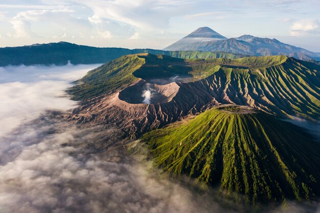 Paisaje de montañas nubladas