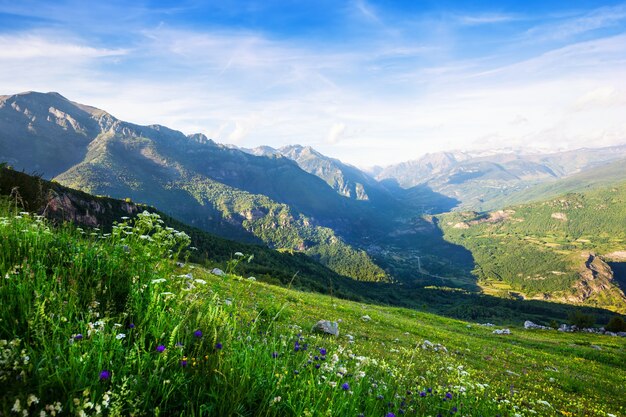 Paisaje de las montañas de los Pirineos. Huesca