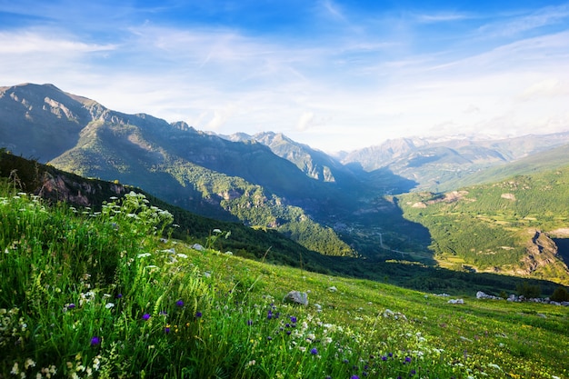 Paisaje de las montañas de los Pirineos. Huesca