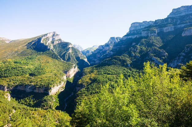 Paisaje de las montañas de los Pirineos