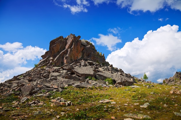 Paisaje de montañas rocosas