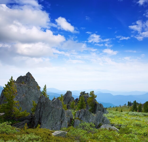 Paisaje de montañas rocosas