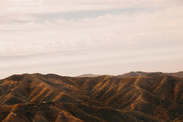 Paisaje montañosa al atardecer