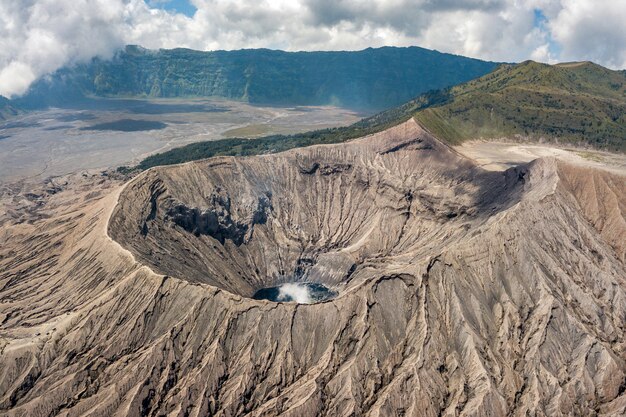 Paisaje montañoso con un cráter del volcán