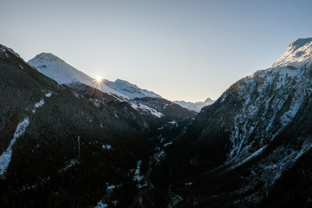 Paisaje montañoso de invierno bajo el cielo despejado en Sainte-Foy-Tarentaise, Alpes franceses