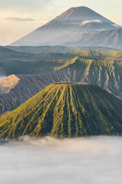 Paisaje montañoso con niebla