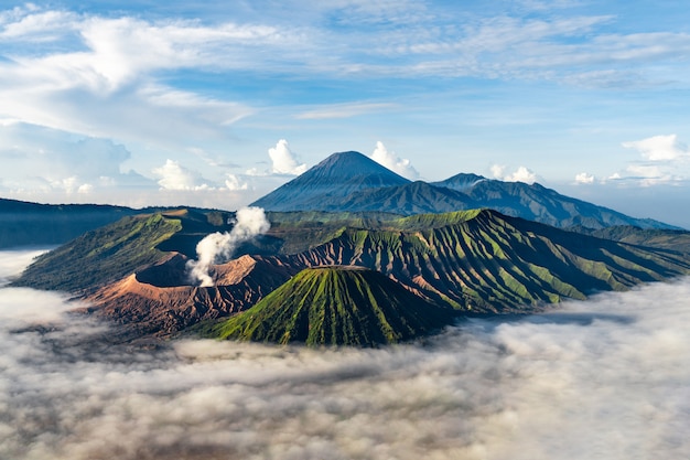 Paisaje montañoso con niebla