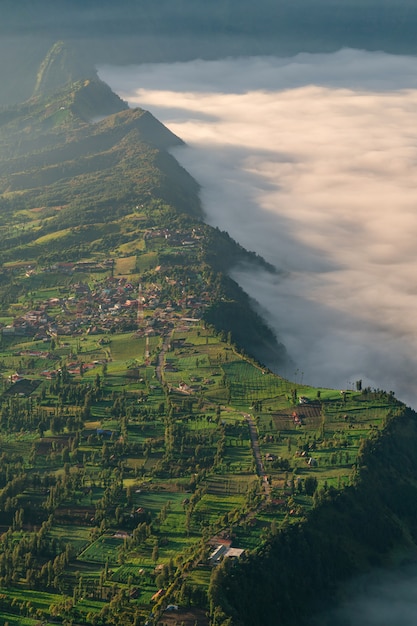 Paisaje montañoso con niebla