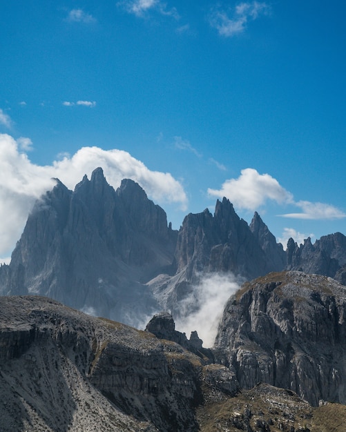 Foto gratuita paisaje montañoso en el parque natural three peaks en italia