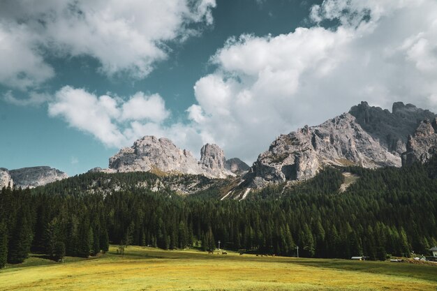 Paisaje montañoso en el Parque Natural Three Peaks en Italia