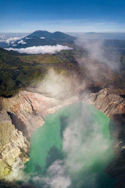 Paisaje montañoso con un volcán