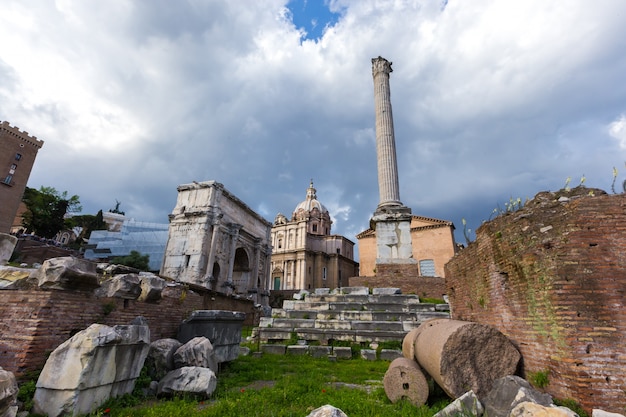 Foto gratuita paisaje con monumentos destruidos