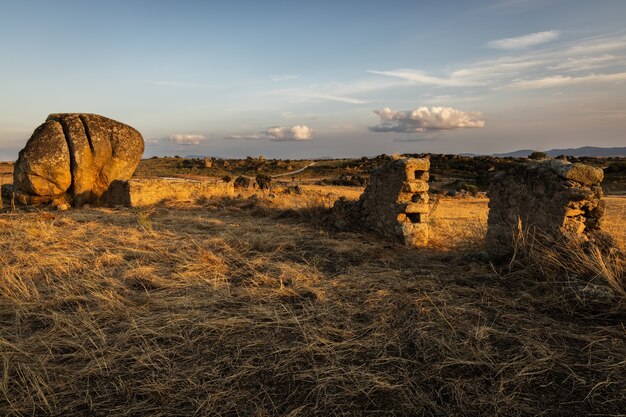 Paisaje con muro caído cerca de Malpartida de Cáceres