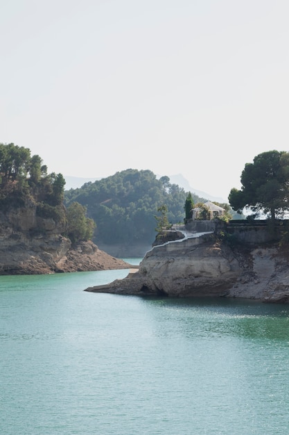 Paisaje natural con agua y árboles.