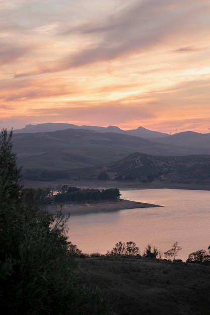 Paisaje natural con amanecer y río.